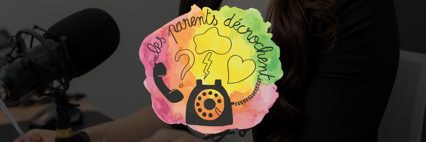 Logo coloré « Les parents décrochent » superposé à une photo d’entretien radiophonique avec un micro professionnel.