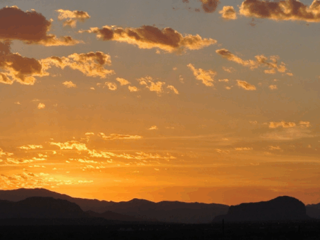 Un lever de soleil au-dessus des montagnes, illustrant l’idée qu’une routine matinale peut favoriser un meilleur sommeil.